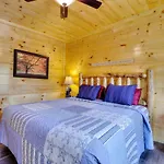Luxury 5Bed/6Ba Cabin: Theater, Pool Room, Hottub!