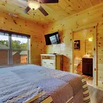 Luxury 5Bed/6Ba Cabin: Theater, Pool Room, Hottub!