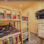 Luxury 5/5.5 Cabin: Theater + Game Room!