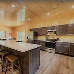 Luxury 5/5.5 Cabin: Theater + Game Room!