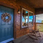 Walnut Ridge Cabin. Sleeps 7-11! Hot Tub, Pool Table, Minutes To Downtown Gatlinburg!