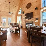 Walnut Ridge Cabin. Sleeps 7-11! Hot Tub, Pool Table, Minutes To Downtown Gatlinburg!