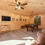 Walnut Ridge Cabin. Sleeps 7-11! Hot Tub, Pool Table, Minutes To Downtown Gatlinburg!