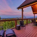 Woodsy Retreat With Fire Pit And Resort Amenities