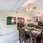 River Cottage, 3 Bedrooms, Sleeps 8, Downtown, Pets, Hot Tub, Jacuzzi