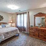 River Cottage, 3 Bedrooms, Sleeps 8, Downtown, Pets, Hot Tub, Jacuzzi