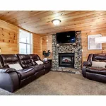 City Hideaway - Hot Tub, Fireplace, Grill