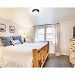 City Hideaway - Hot Tub, Fireplace, Grill