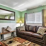 Lovely Condo W/ Indoor Pool *Only Steps To Parkway