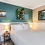 Lovely Condo W/ Indoor Pool *Only Steps To Parkway