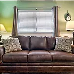 Lovely Condo W/ Indoor Pool *Only Steps To Parkway