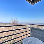 Gatlinburg Condo With Pool, Hot Tub, And Mtn Views!