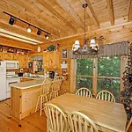 Bear Country Cabin, 2 Bedrooms, Sleeps 6, Private, Foosball, Hot Tub