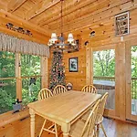 Bear Country Cabin, 2 Bedrooms, Sleeps 6, Private, Foosball, Hot Tub