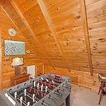 Bear Country Cabin, 2 Bedrooms, Sleeps 6, Private, Foosball, Hot Tub