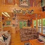 Bear Country Cabin, 2 Bedrooms, Sleeps 6, Private, Foosball, Hot Tub