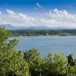 High Chalet, 2 Bedrooms, Sleeps 6, Amazing View, Pool Access, Wifi