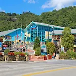 Main Level Suite Ski Mountain Resort, 10 Min To Downtown Gatlinburg, Pool, King Bed, Private Balcony, Lowest Prices Of The Season