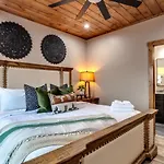 Piney Estate Hot Tub Game Theater Room