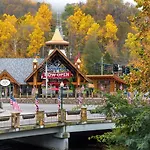 Swiss Bear Haus, 4 Bedrooms, Hot Tub, Pool Access, Sleeps 12