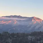 Serenity Summit Cabin With Amazing Mountain Views, Indoor Pool, Fire Pit And Hot Tub