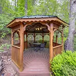 Quiet Gatlinburg Cabin With Lookout Decks And Hot Tub!