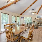 Smoky View Chalet, 2 Bedrooms, Pool Table, Foosball, Pool Access, Sleeps 6