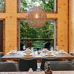 New Cozy Mountain Cabin Hot Tub Near Downtown