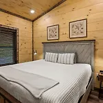 New Cozy Mountain Cabin Hot Tub Near Downtown
