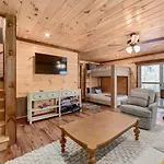 Modern Mountain Cabin! Hot Tub! Near Downtown!