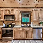 Modern Mountain Cabin! Hot Tub! Near Downtown!
