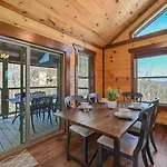 Modern Mountain Cabin! Hot Tub! Near Downtown!
