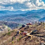 Hawk\'S View Log Cabin -Mountains In Gatlinburg.