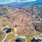 Hawk\'S View Log Cabin -Mountains In Gatlinburg.