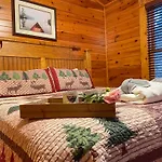 Spacious Resort Log Cabin, Easy Drive, Hot Tub, Arcade Gameroom, Mountain Vibe