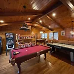 Spacious Resort Log Cabin, Easy Drive, Hot Tub, Arcade Gameroom, Mountain Vibe
