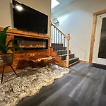 Smokey Mountain Retreat, Hot Tub, Game Room, Sleeps 8!