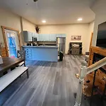 Smokey Mountain Retreat, Hot Tub, Game Room, Sleeps 8!
