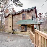Pet-Friendly Gatlinburg Retreat With Hot Tub!