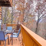 Pet-Friendly Gatlinburg Retreat With Hot Tub!