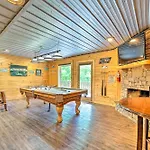 Gatlinburg Cabin With Home Theater And Hot Tub!