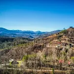 *Views* *Location* Cozy Cabin, Hot Tub, Pool Table