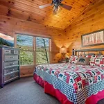 *Views* *Location* Cozy Cabin, Hot Tub, Pool Table