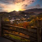Whispering Winds, Hot Tub, Game Room, Wifi, 1089 Free Tickets Each Paid Day, Dollywood And More
