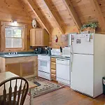 Cozy Cabin! Hot Tub, King Bed, Fireplace, & Pool