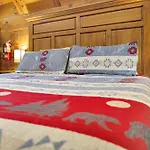 Cozy Cabin! Hot Tub, King Bed, Fireplace, & Pool