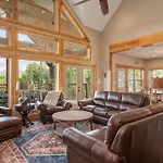 Villa Tavia By Stony Brook Cabins
