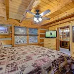 Luxury Cabin-Amazing Location-Arcade-Firepit-Pool