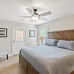 Downtown Dolly Is A 2 Bed 2Bath Creekside Cottage Only A Half Mile From Downtown Gatlinburg