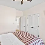Bear Pass Is A 3 Bed 2 Bath Craftsman Style Home Located Within Walking Distance To Dt Gatlinburg